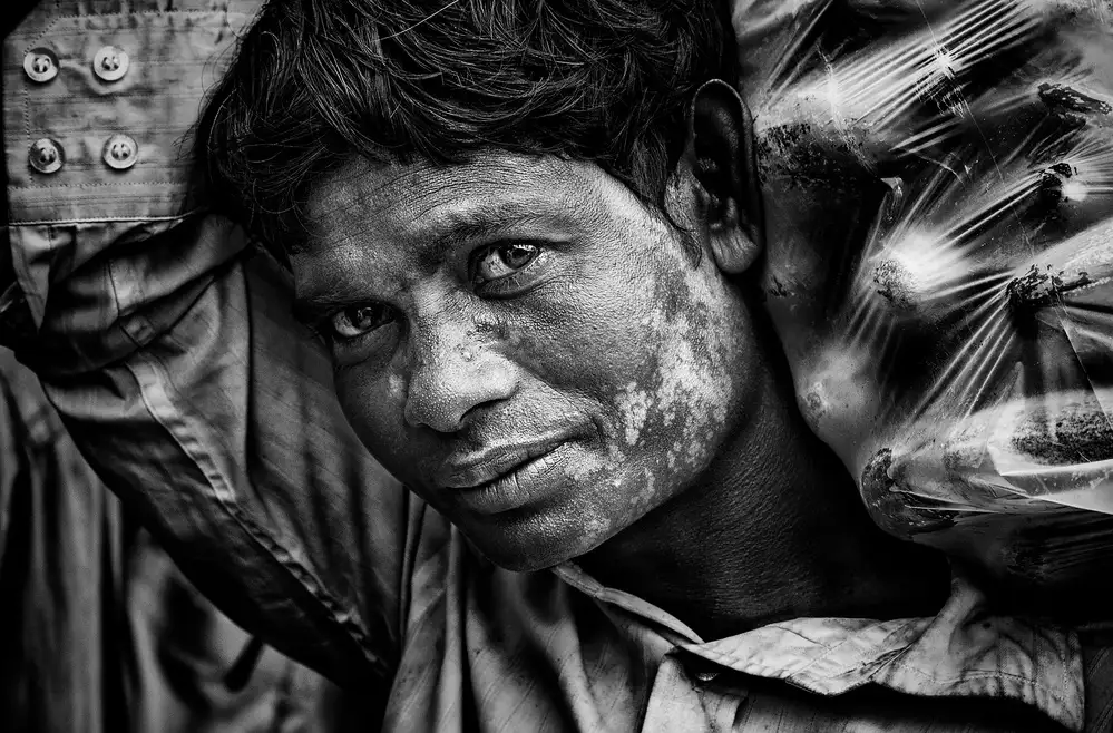 Garmendia, Inazio Joxe: Llevando pepinos en un mercado en Dhaka - Bangladesh