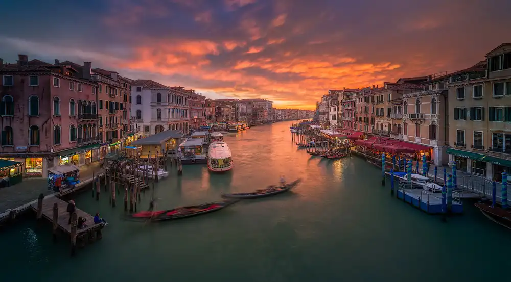 Calpagiu, Anton: Canal Grande při západu slunce,pohled z mostu Rialto,Benátky .