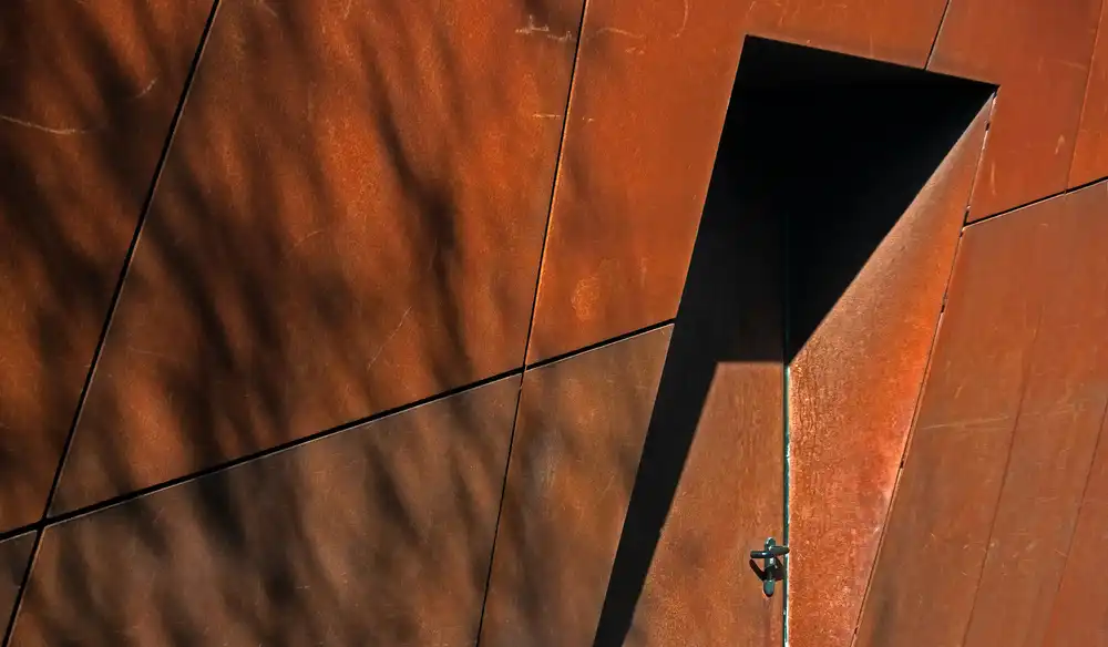 Joosten, Lus: ombres sur une porte fermée