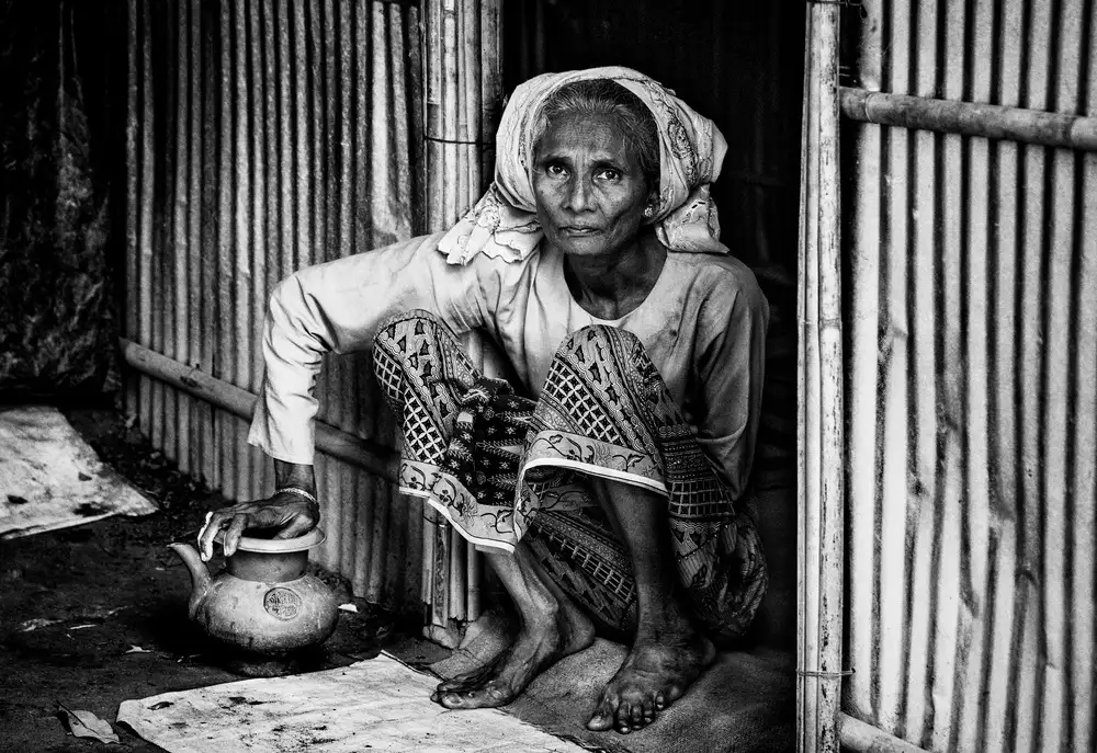 Garmendia, Inazio Joxe: Mujer rohingya en la entrada de su casa - Bangladesh