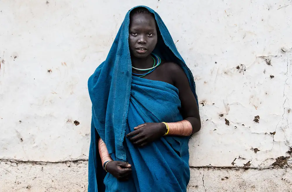 Garmendia, Inazio Joxe: Donna della tribù Surma in abito blu - Etiopia