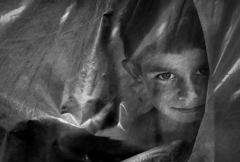 Basa, Emine: ventana y niño