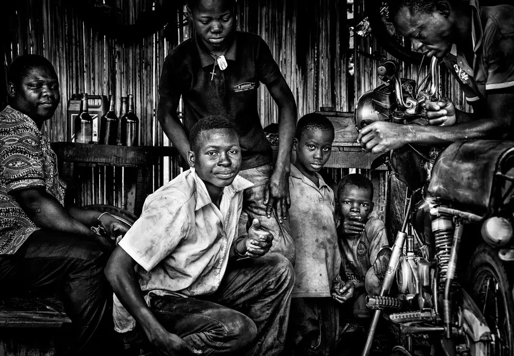 Garmendia, Inazio Joxe: En un taller de reparación de motocicletas - Benin