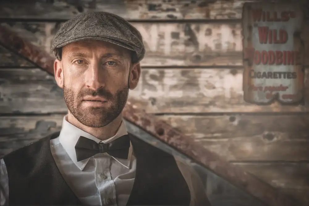 Dixon, Colin: Caballero con gorra plana.