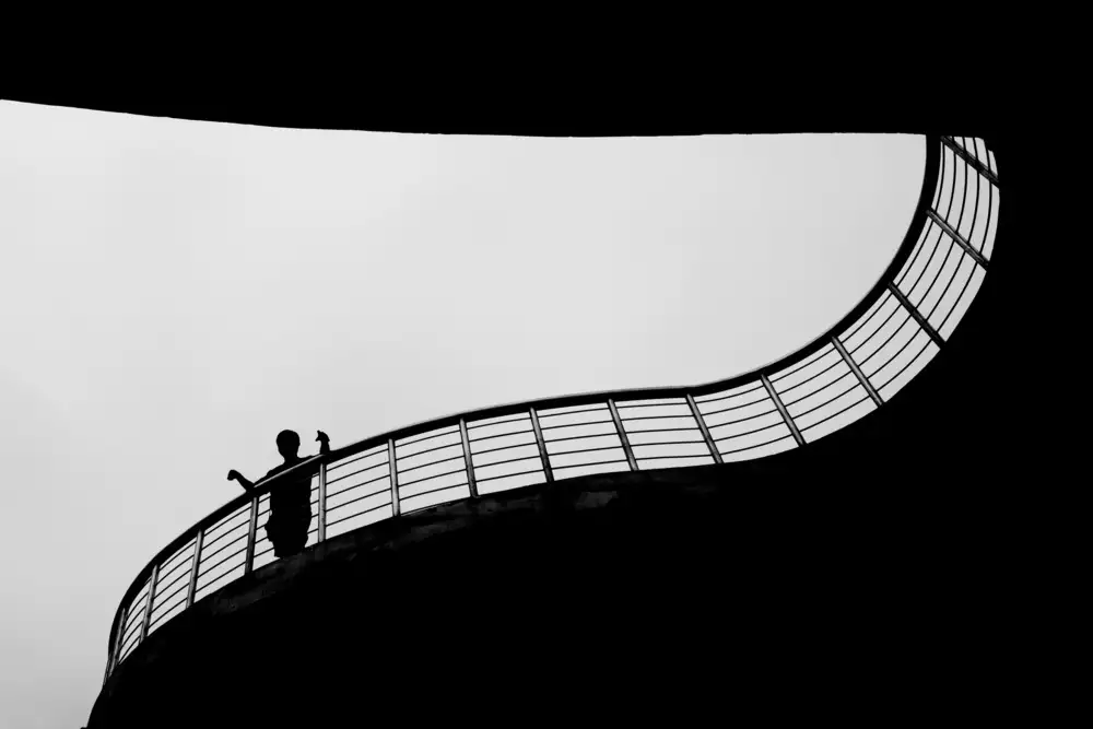 Long, Kieron: Sul ponte