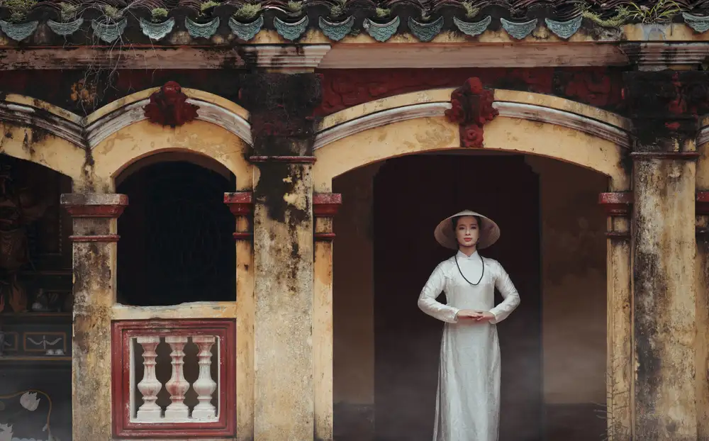 Vu, Thien Vu: Una niña vietnamita con un vestido tradicional ao dai reza por la felicidad
