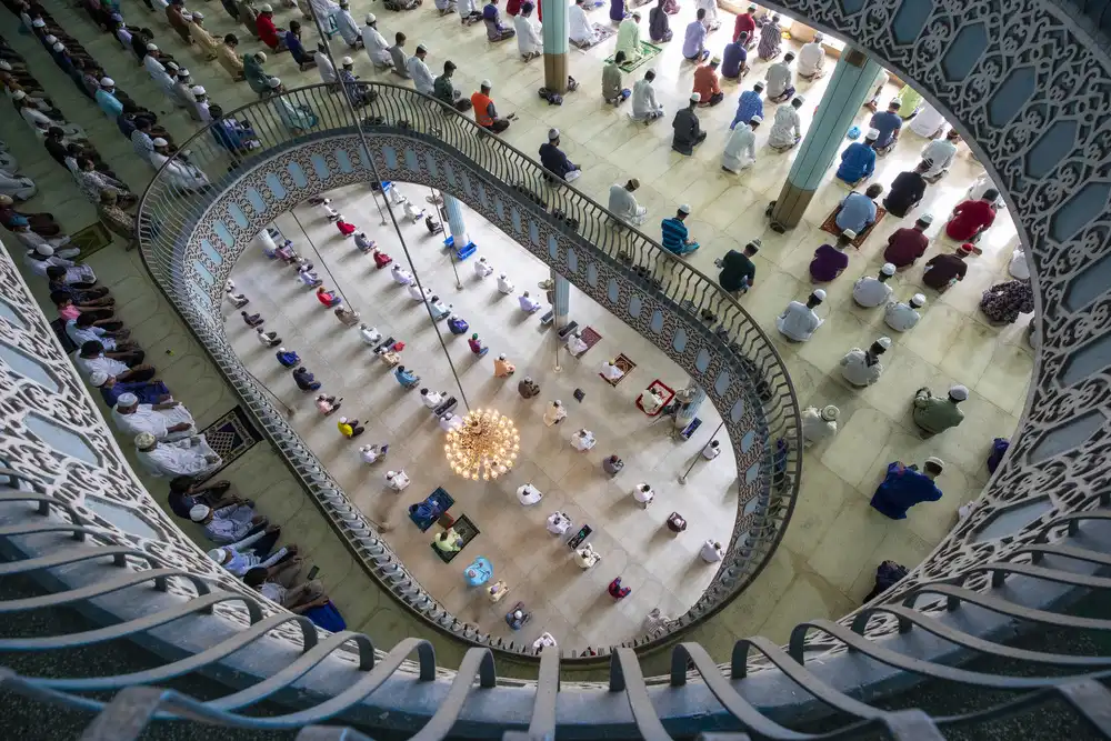 Ronnie, Khan Azim: Des milliers de personnes prient dans l'une des plus grandes mosquées du monde