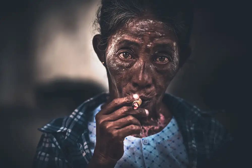 Tagliarino, Marco: La femme fumeuse de Birmanie