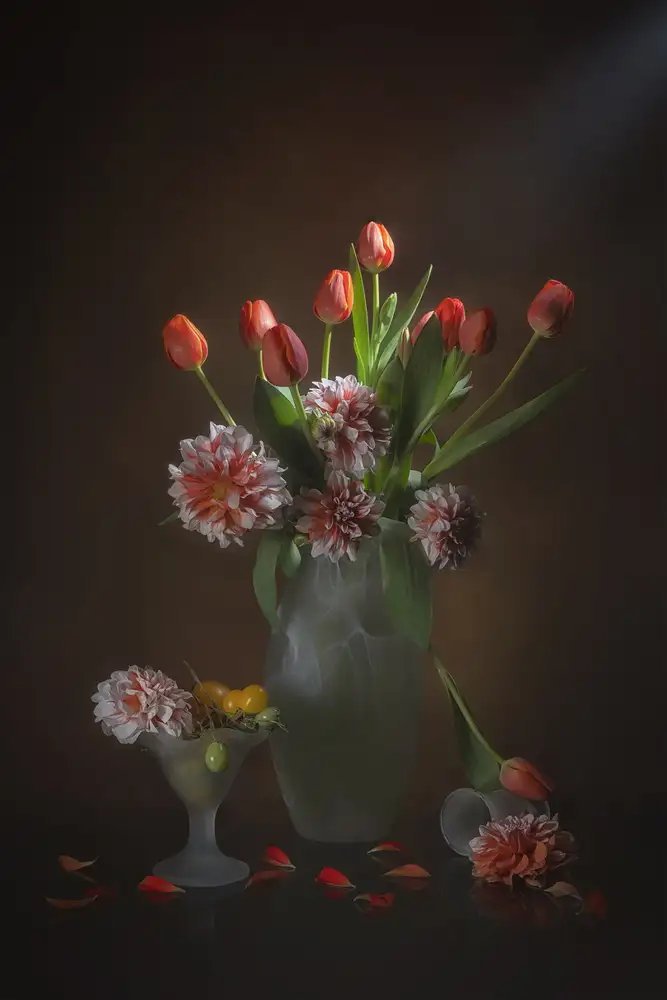Jacobs, Lydia: Tulipes orange et Dahlia