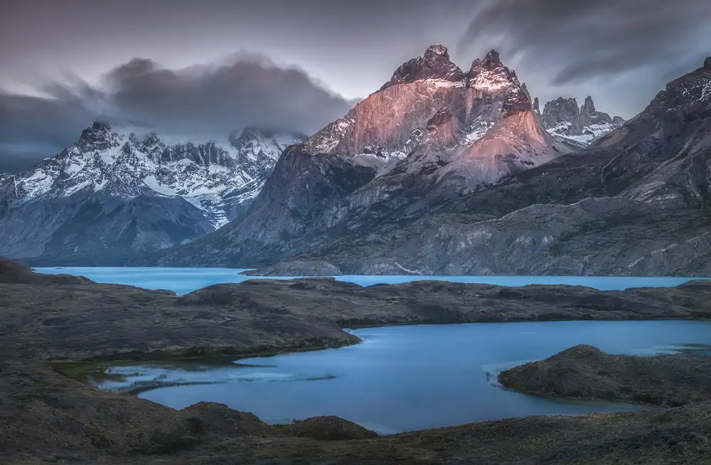 Svoboda, Peter: Cuernos Towers za úsvitu