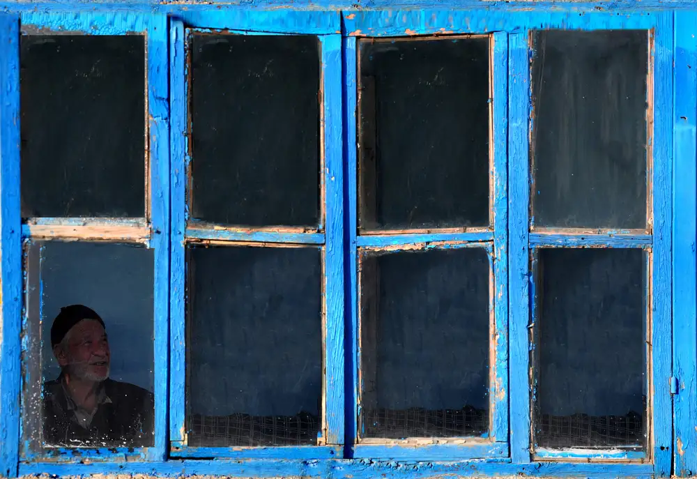 GÖKMEN, Fatma: blaues Fenster