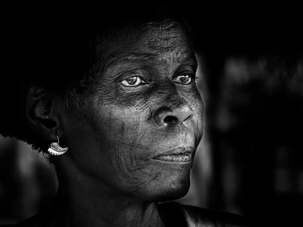 Molina, Elena: donna scarificata in un piccolo villaggio,Benin (bnw)-00914
