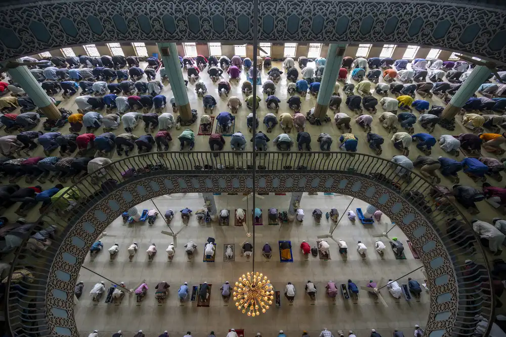 Ronnie, Khan Azim: Mezquita Nacional