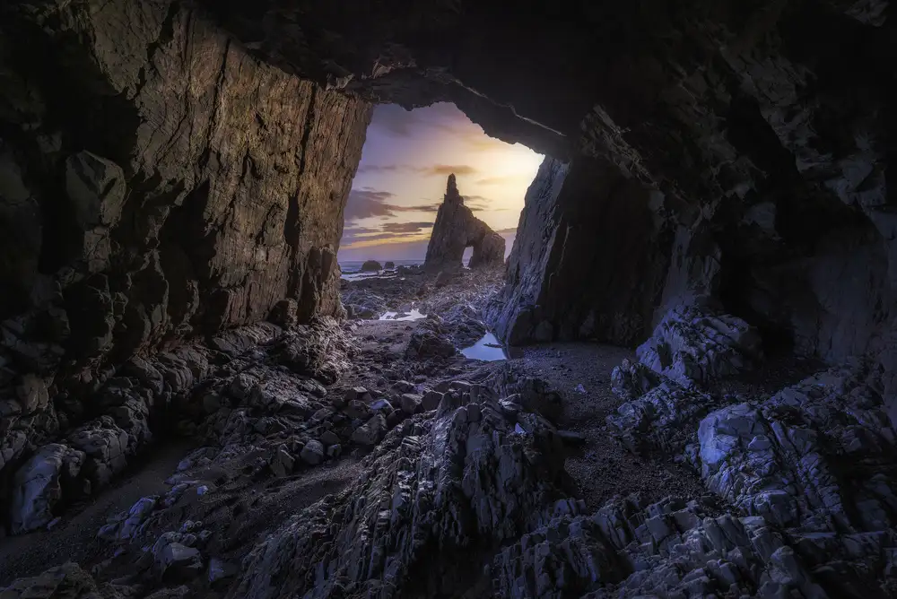 Dueso, Ruiz Jorge: The cave