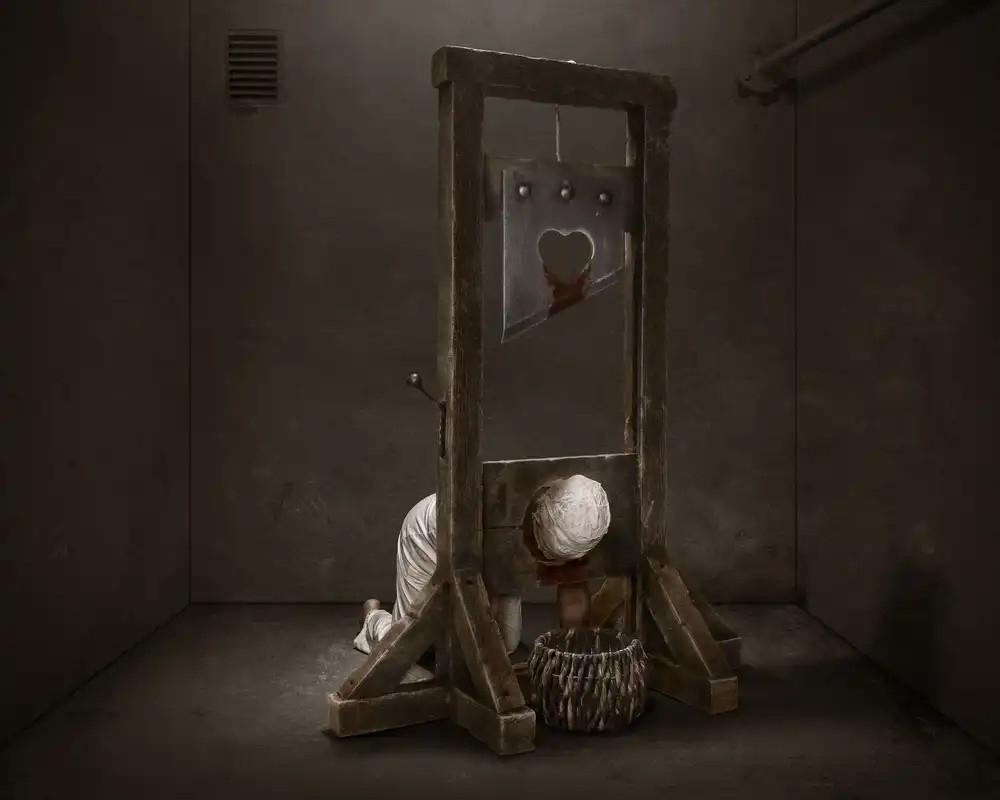 Damstén, Petri: Guillotine