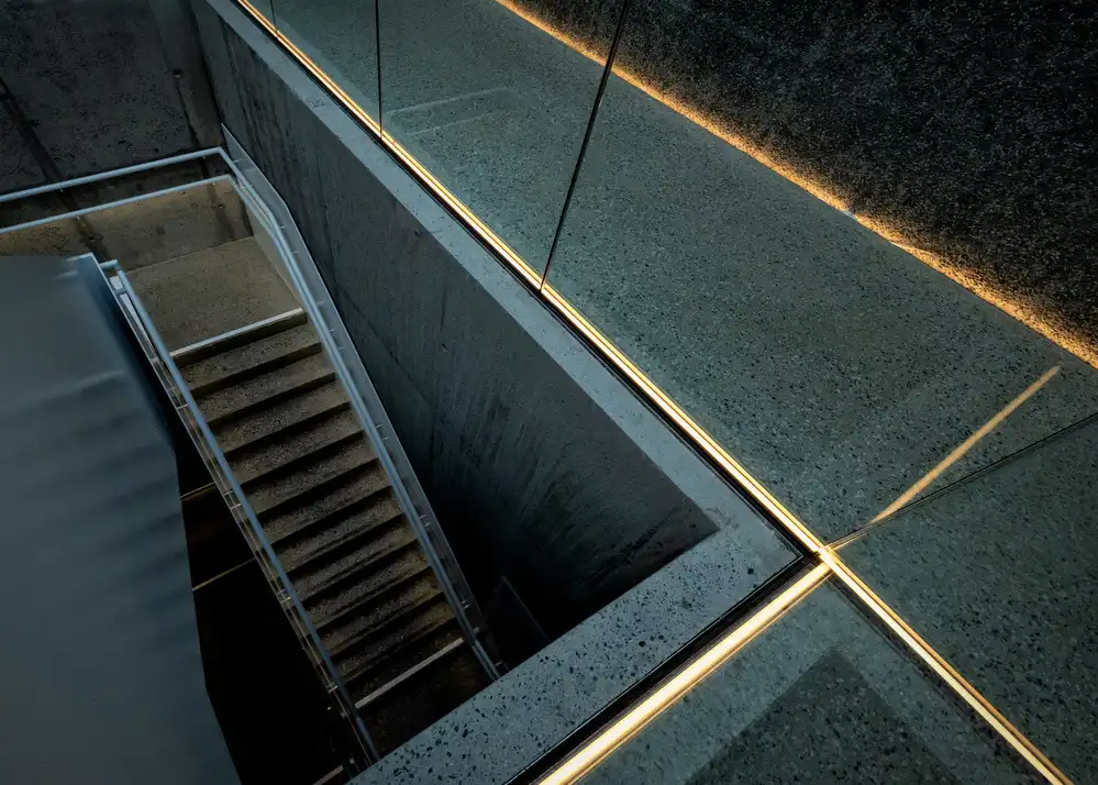 Joosten, Lus: lumière chaude dans un escalier froid
