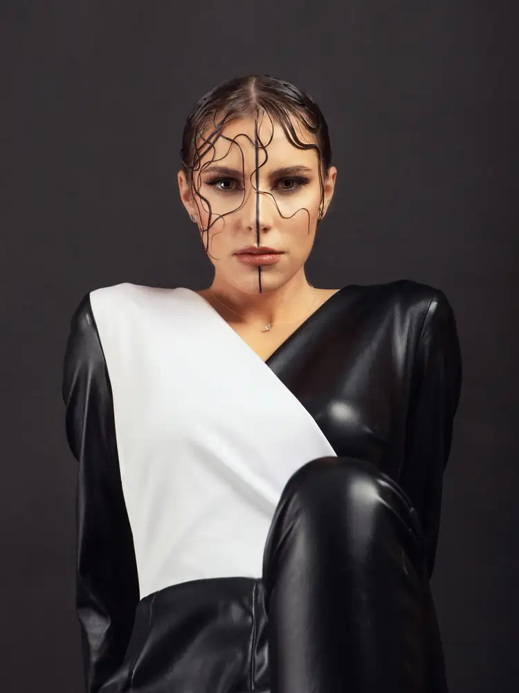 R, Bogdan Mihai: CAMÉLIA