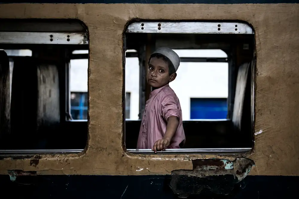Garmendia, Inazio Joxe: Niño solo en un vagón de tren - Bangladesh