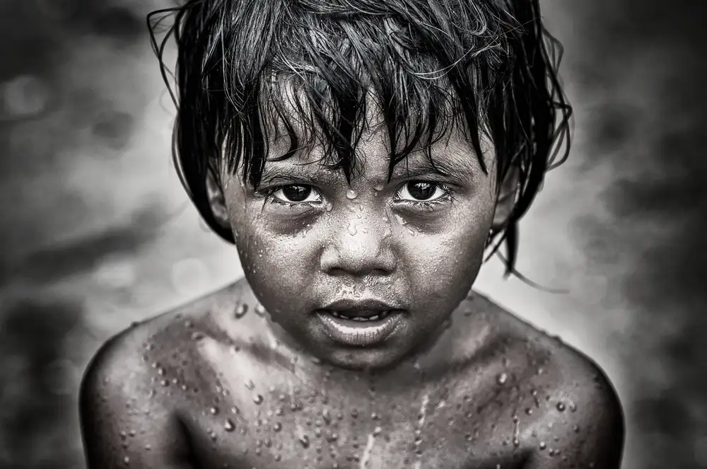 Garmendia, Inazio Joxe: Niño refugiado rohingya jugando con agua - Bangladesh