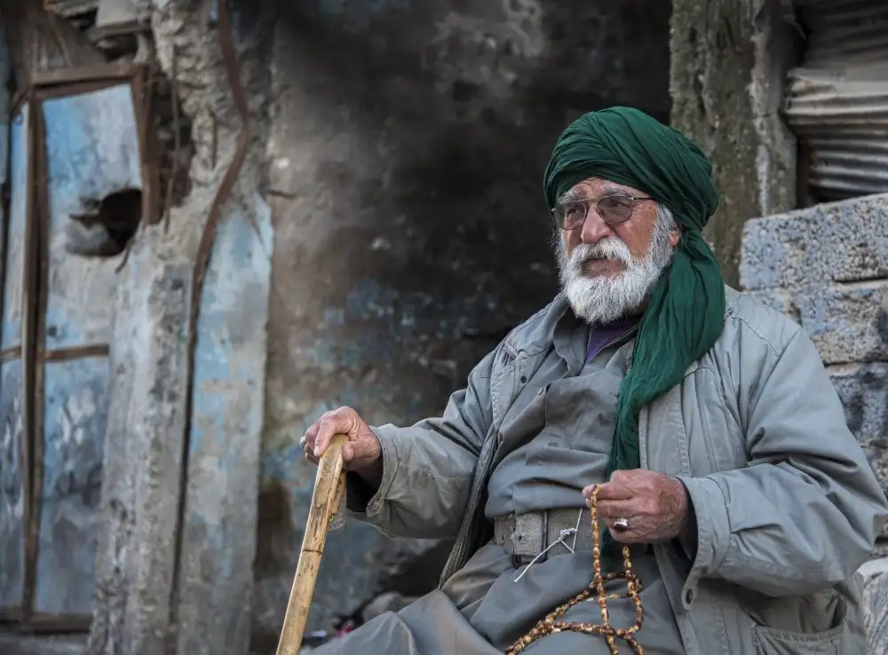Alibaroodi: Vieil homme