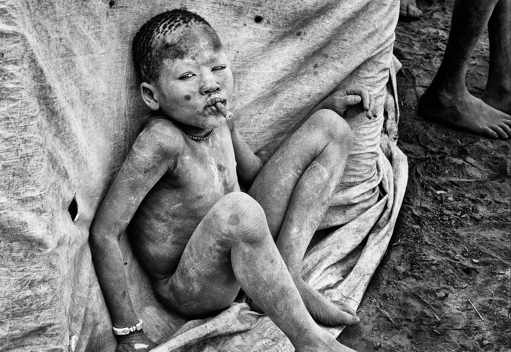 Garmendia, Inazio Joxe: Niño mundari jugando con un casquillo de bala - Sudán del Sur