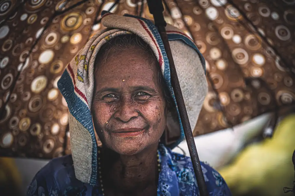 Tagliarino, Marco: The woman under umbrella