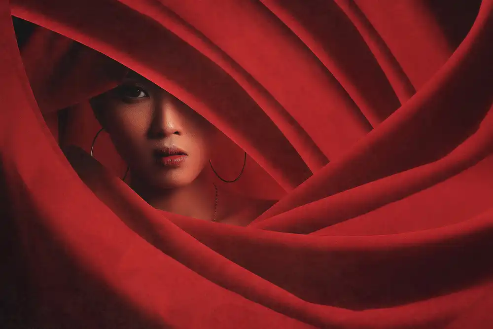 Abdillah, Djayent: kain merah