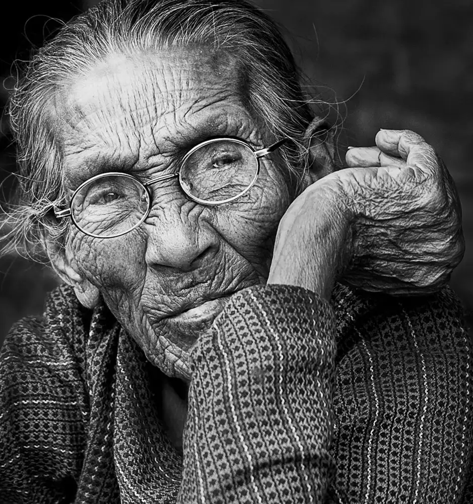 Hartojo, Muliani Angela: Vecchia donna nepalese