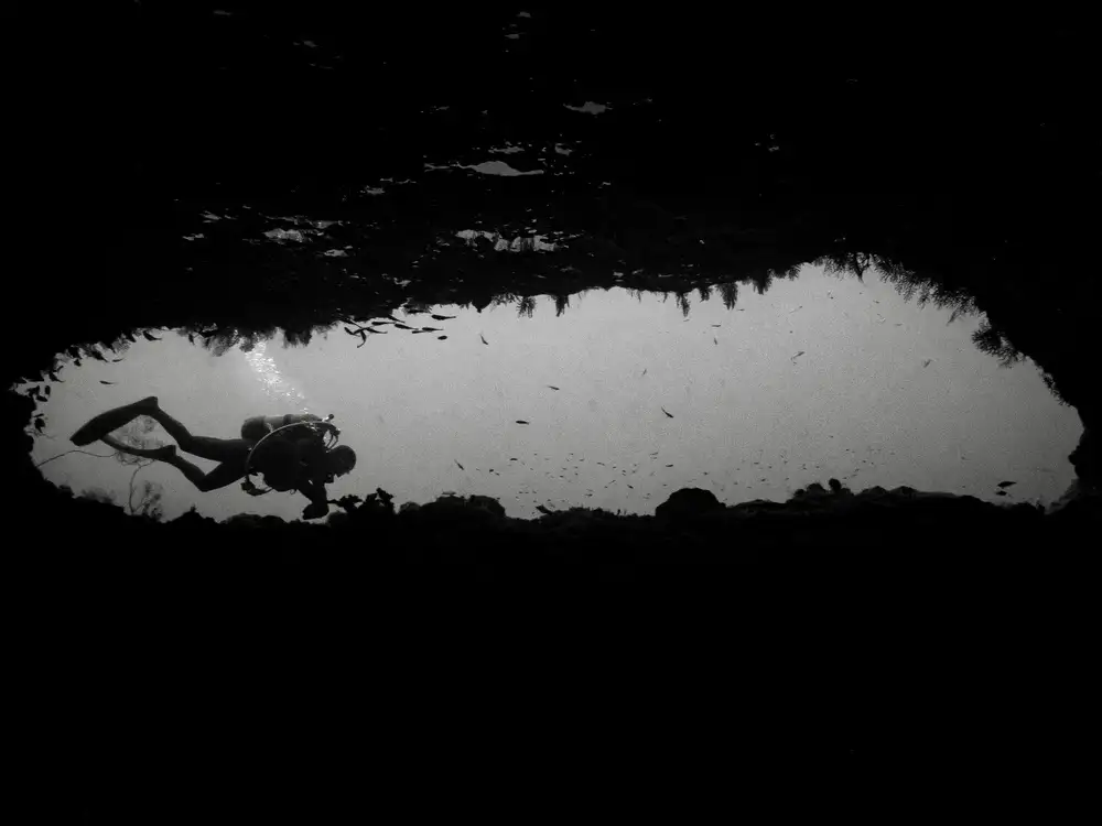 Melesan, Serge: The cave