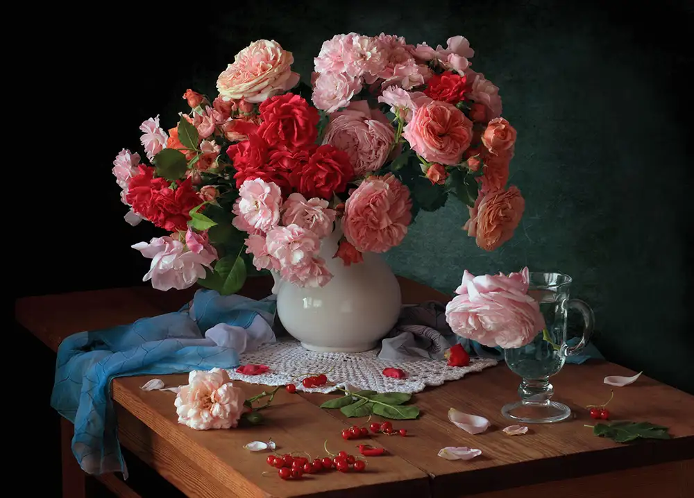 Skorokhod, Tatyana: With a bouquet of roses and berries