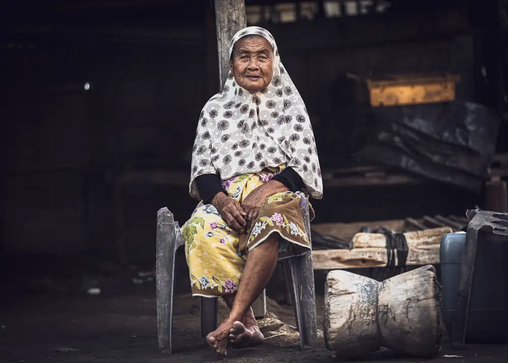 Tagliarino, Marco: Old woman from Komodo