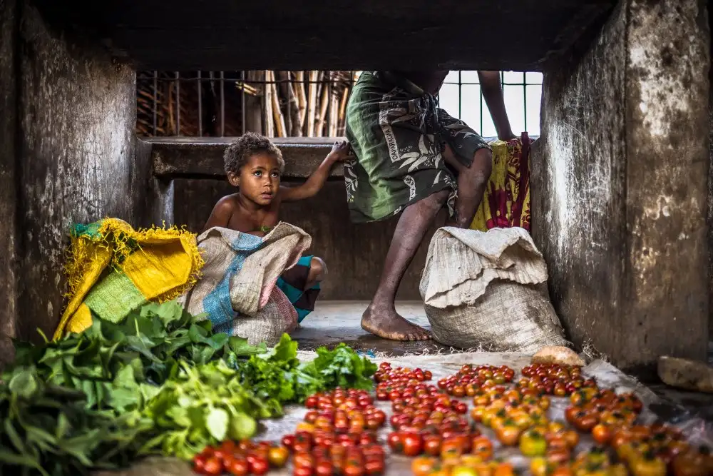 Tagliarino, Marco: the girl in the street market
