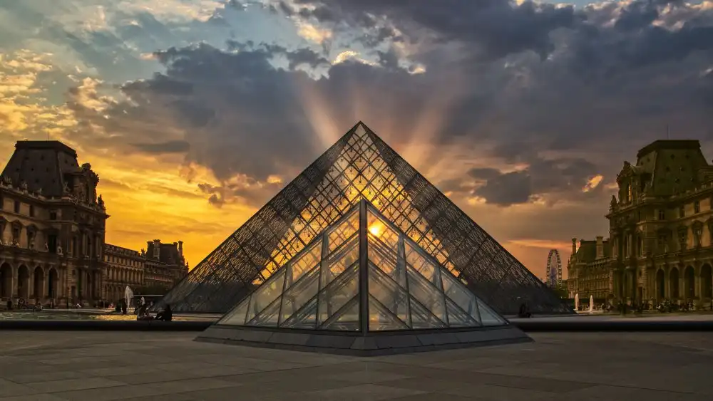 MARTÍNEZ, CARLOS JUAN: Pirámide del Louvre