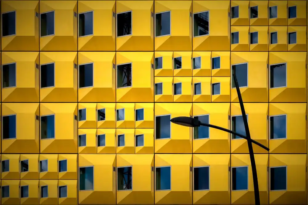AnnaPileaFotografie, Martin Anita: Gelbe Fassade
