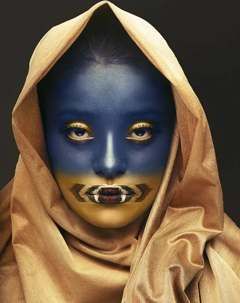 Mukherjee, Debarghya: Fille bleue dorée