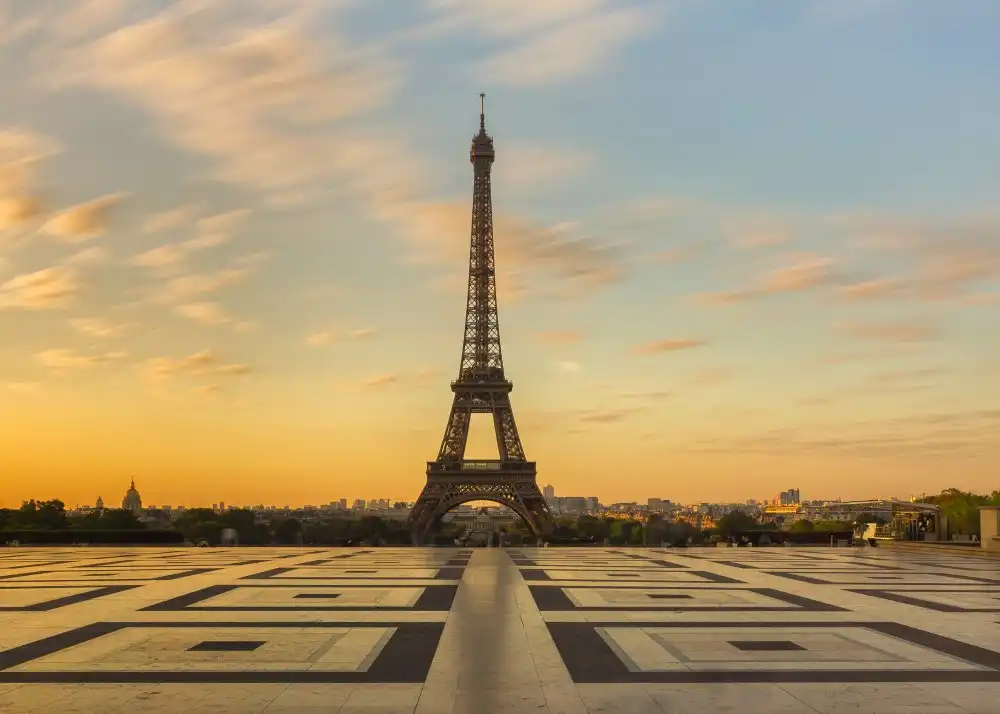 MARTÍNEZ, CARLOS JUAN: AMANECER EN TROCADERO