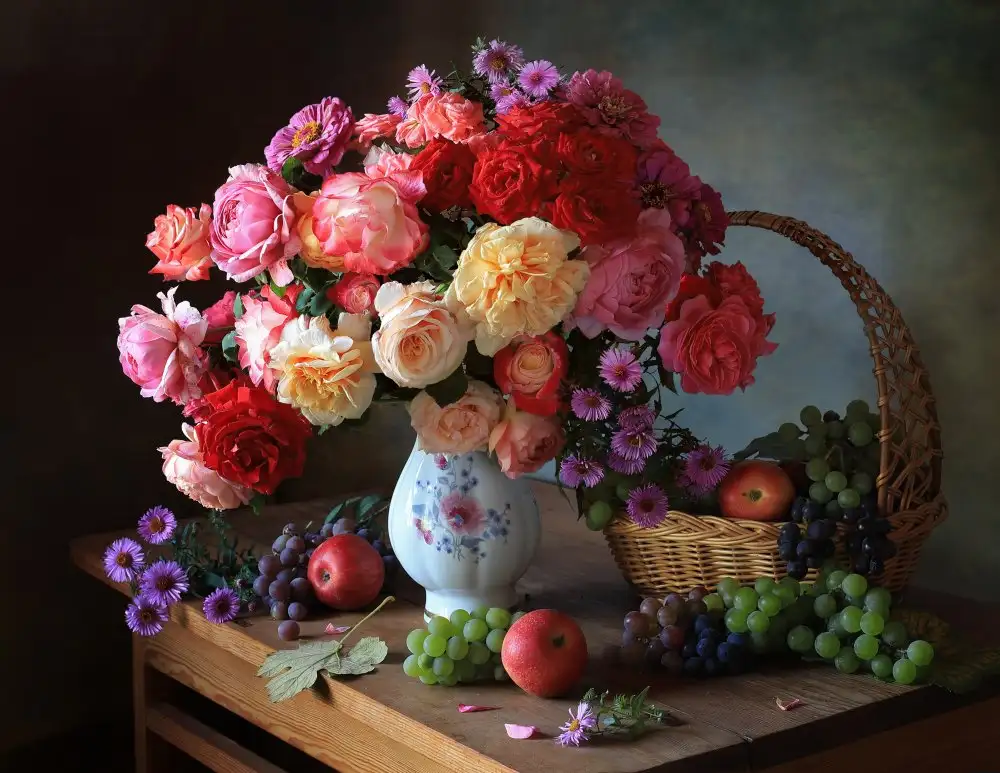 Skorokhod, Tatyana: Still life with autumn roses and grapes