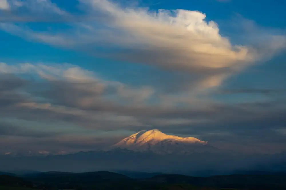 Alaberdov, Arsen: ELBRUS E LA NUVOLA