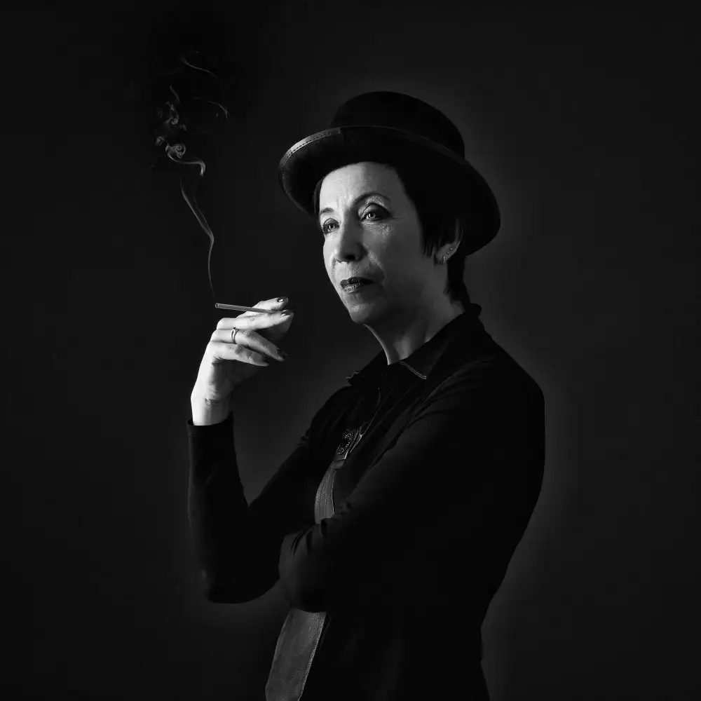 Refat: Žena s cigaretou.