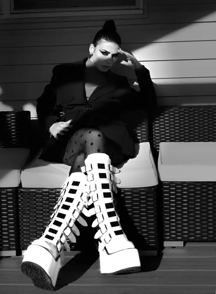 W, Deming: Lady and Boot
