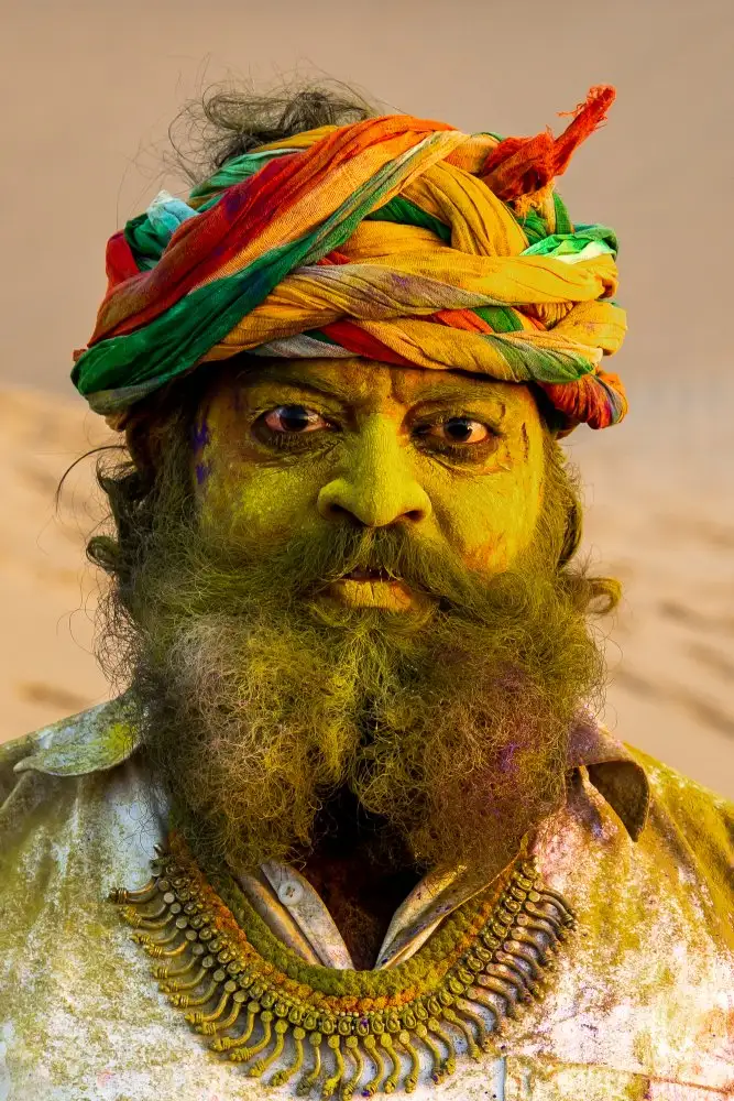 GV, BALASUBRAMANIAN: Holi feiern