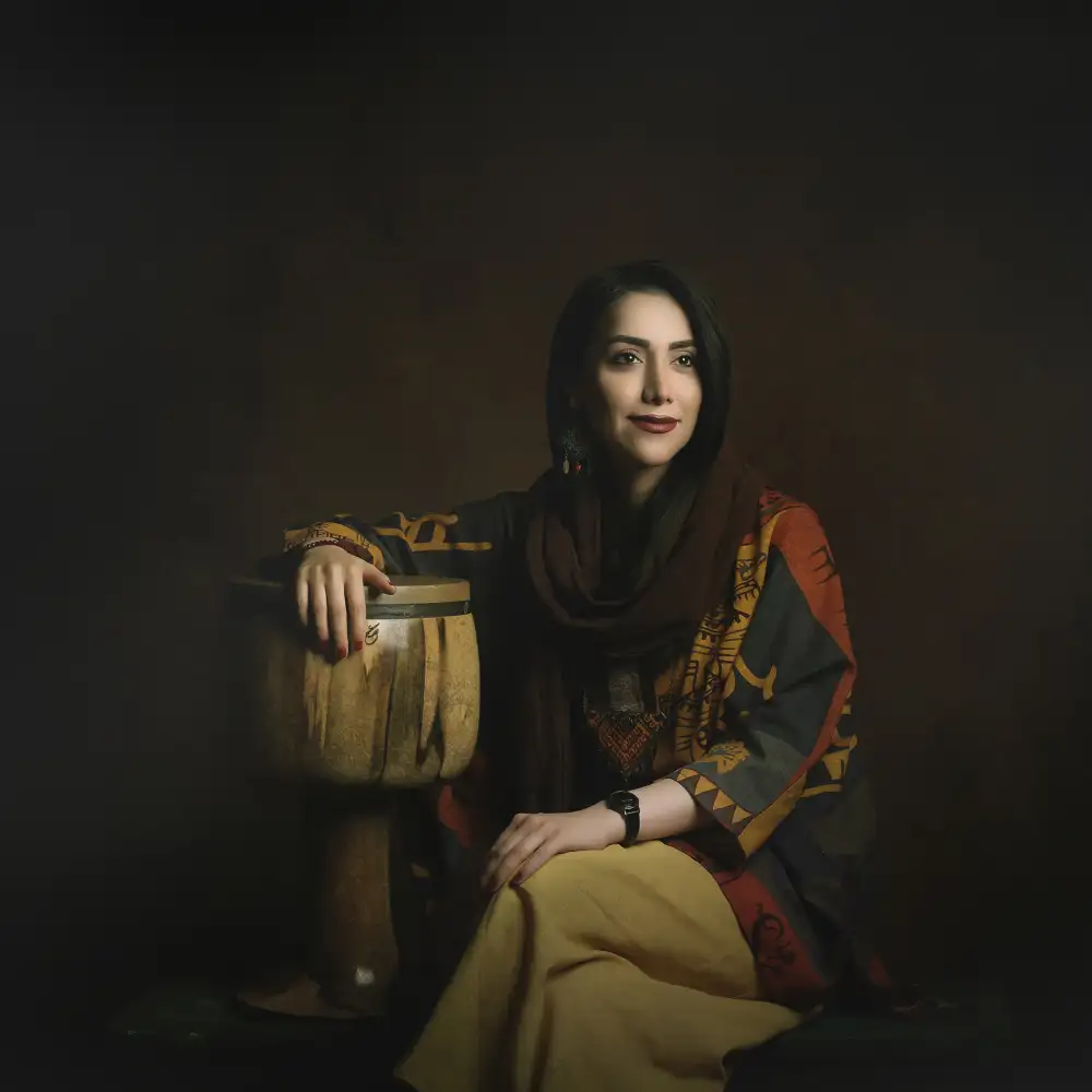 Hasheminasab, Moein: chica persa