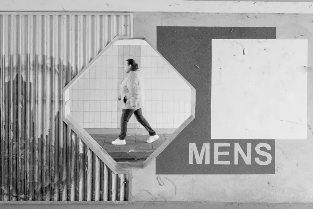 Stienstra, Robert: Woman under the bridge