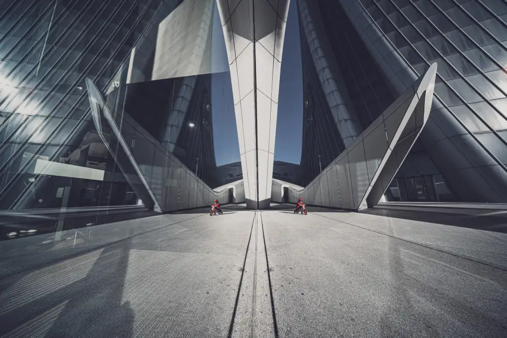 Tagliarino, Marco: City life reflections