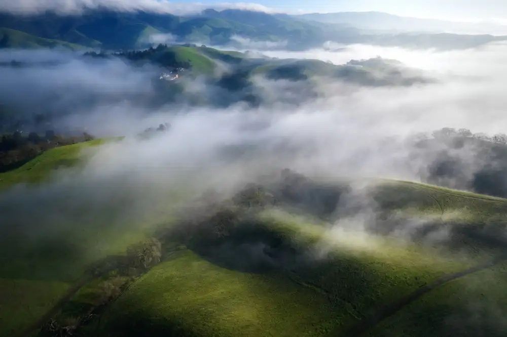 Chengming: Colline nebbiose