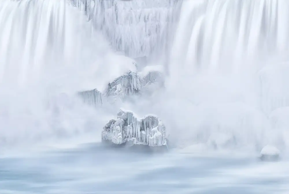 Lu, Ling: The frozen islands under the Waterfalls
