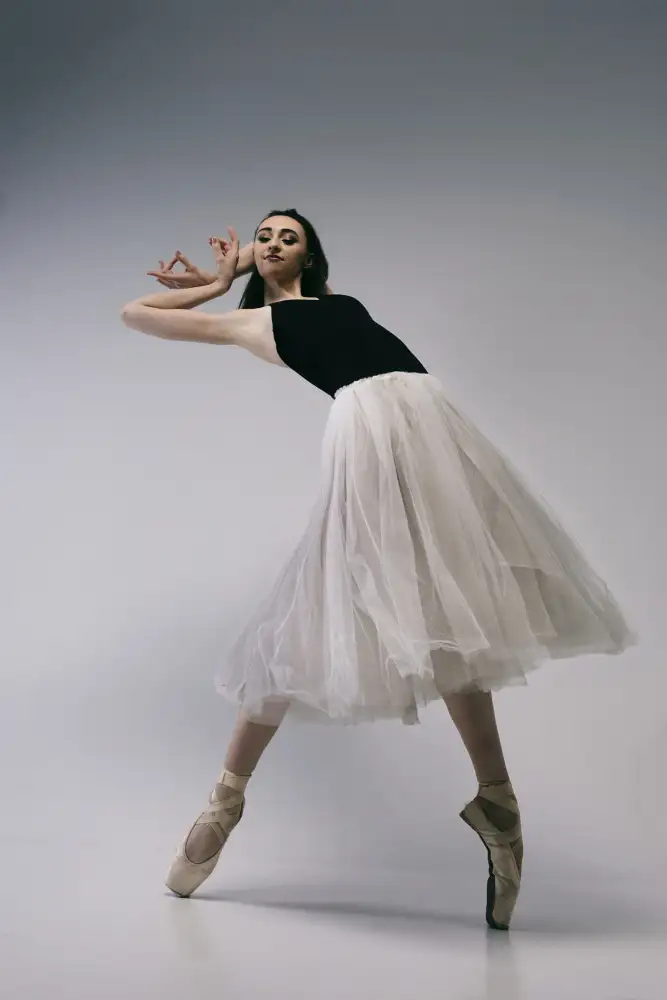 Alexandr: Le courage. une jeune ballerine en jupe noire et Chopin est debout sur des pointes