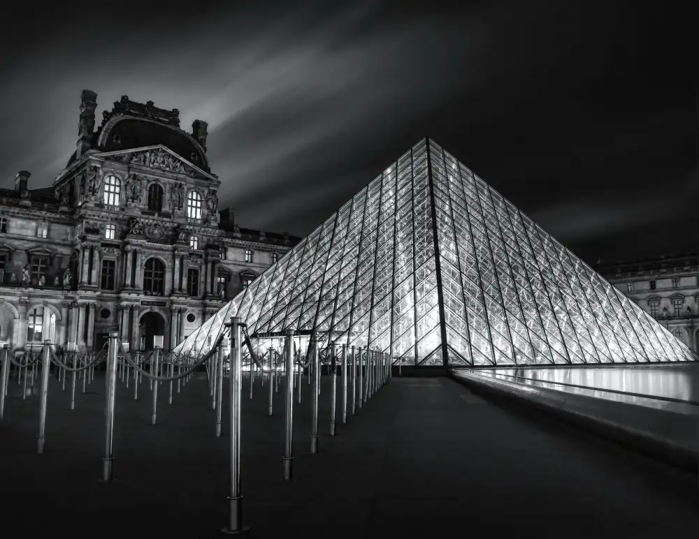 Catherine, W.: Louvre la nuit