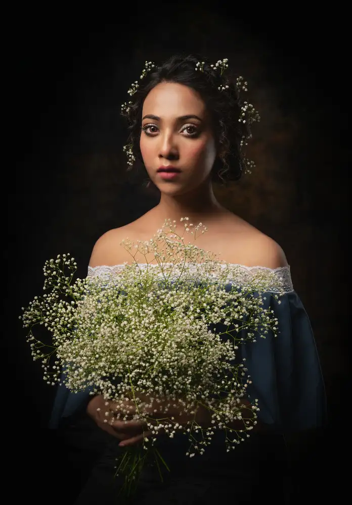 Banerjee, Nilendu: dama con flores