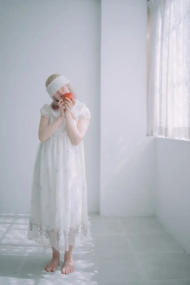 h112o1: White blind